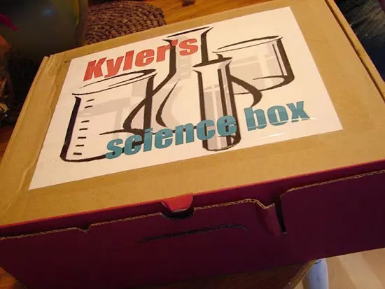 Is your child interested in science experiments? You have to take a look at these DIY science kits for kids. Best 11 homemade science kits to keep the kids busy. Fun activity for preschoolers, kindergartners and elementary school kids. | at Non Toy Gifts