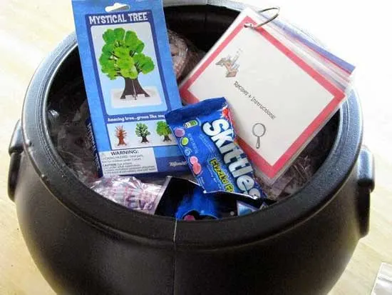 Is your child interested in science experiments? You have to take a look at these DIY science kits for kids. Best 11 homemade science kits to keep the kids busy. Fun activity for preschoolers, kindergartners and elementary school kids. | at Non Toy Gifts
