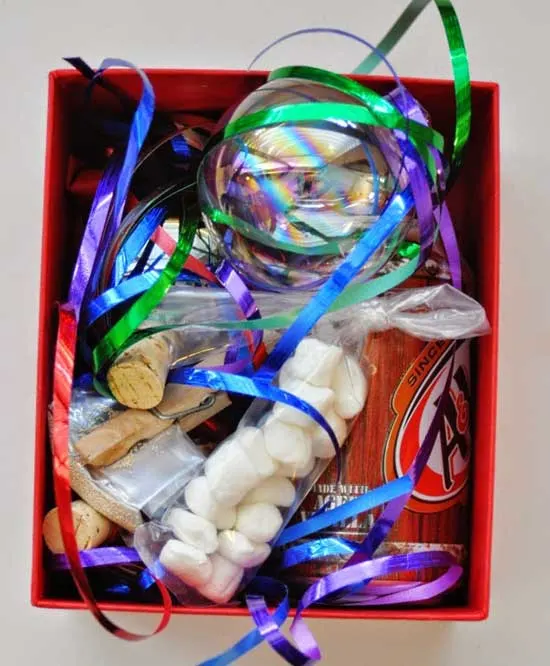 Is your child interested in science experiments? You have to take a look at these DIY science kits for kids. Best 11 homemade science kits to keep the kids busy. Fun activity for preschoolers, kindergartners and elementary school kids. | at Non Toy Gifts