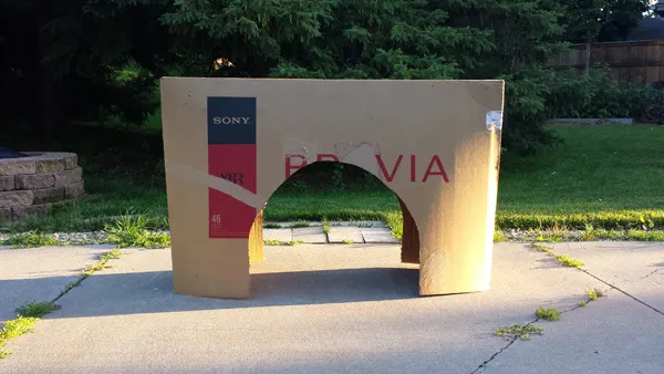 Turn a cardboard box into the Arc de Triomphe - one of the most famous monument in Paris.