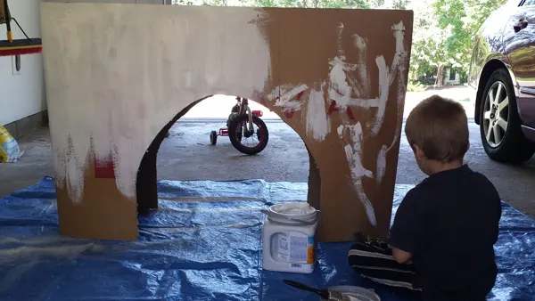 Turn a cardboard box into the Arc de Triomphe - one of the most famous monument in Paris.
