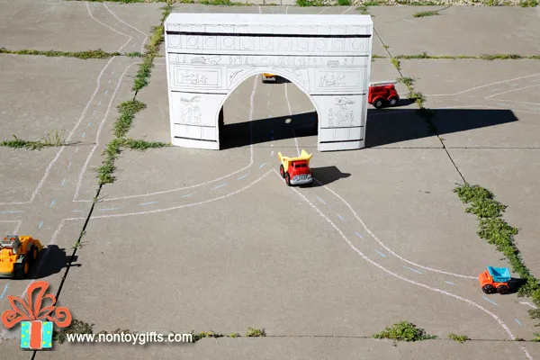 Turn a cardboard box into the Arc de Triomphe - one of the most famous monument in Paris.