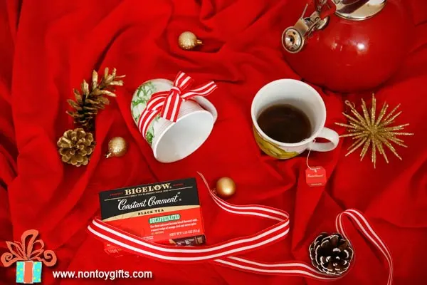An easy DIY holiday gift for teachers that takes less than five minutes to put together. - at Non Toy Gifts