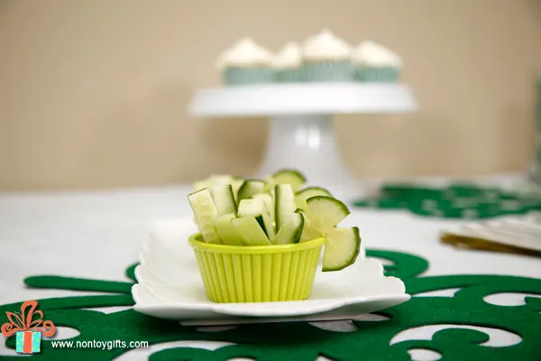 St Patrick's Day Party - simple and healthy food ideas that kids can help with and inexpensive and DIY decorations. | at Non Toy Gifts