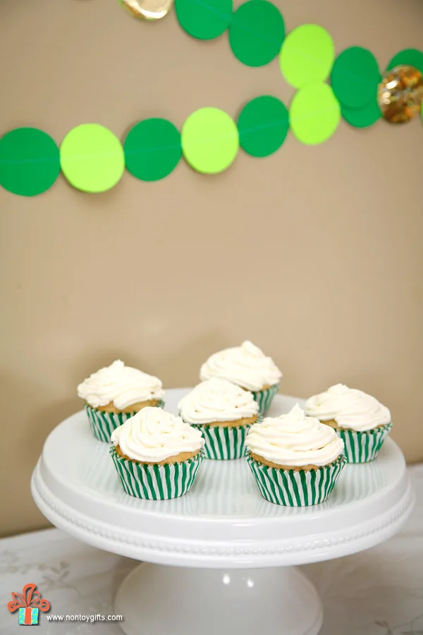 St Patrick's Day Party - simple and healthy food ideas that kids can help with and inexpensive and DIY decorations. | at Non Toy Gifts