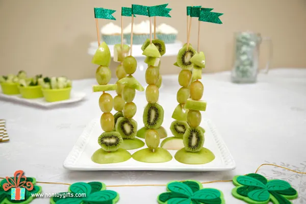 St Patrick's Day Party - simple and healthy food ideas that kids can help with and inexpensive and DIY decorations. | at Non Toy Gifts