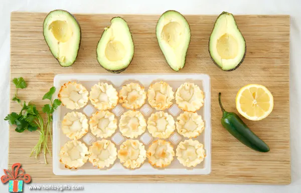 St Patrick's Day Party - simple and healthy food ideas that even kids can help with and inexpensive and DIY decorations. | at Non Toy Gifts