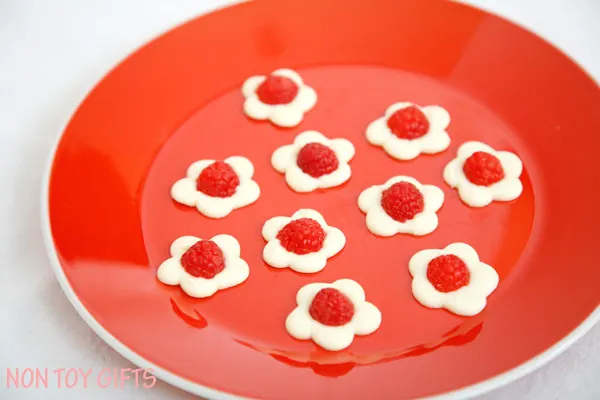 A fun and healthy snack for kids. It incorporates fresh fruits (orange, raspberry, cantaloupe and grapes), pancake and chocolate into a cute design that kids will love | at Non Toy Gifts