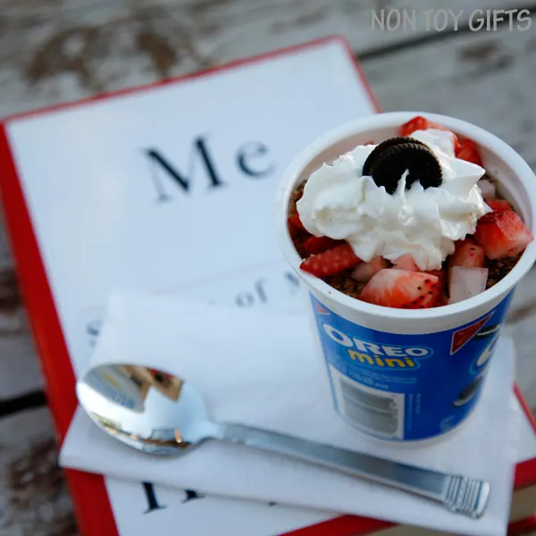 Chocolate and strawberry treat - a great snack on the go that you can make in no time. Perfect for busy moms. Pair it with a good book and enjoy it outdoors. | at Non Toy Gifts