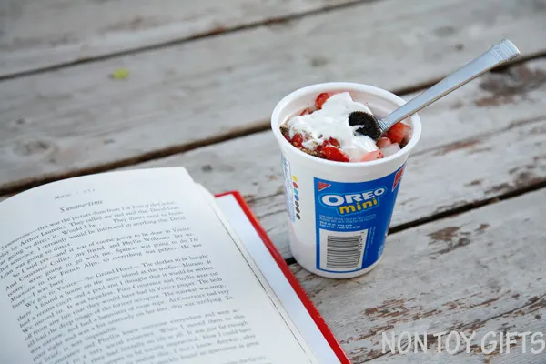 Chocolate and strawberry treat - a great snack on the go that you can make in no time. Perfect for busy moms. Pair it with a good book and enjoy it outdoors. | at Non Toy Gifts