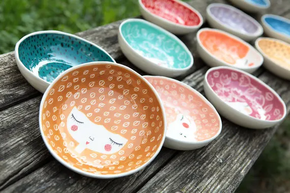 Alternatives to plastic plates for kids. Non-toxic, fun and colorful plates for kids for a healthy dinner. Ceramic, natural wood, silicone, glass and stainless steel are great eco-friendly materials. | at Non Toy Gifts