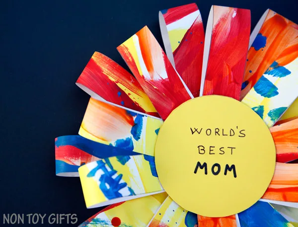 DIY Mother's Day Award - an easy Mother's Day craft. It can be made as a gift for grandma. Turn the kids' artwork into a handmade gift. | at Non Toy Gifts