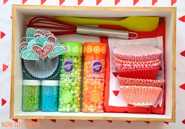 A DIY cupcake kit is a great gift to make for kids for their birthday or Christmas. | at Non Toy GIfts