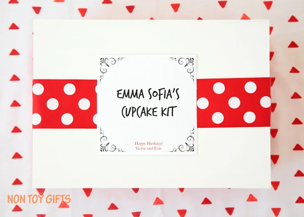 A DIY cupcake kit is a great gift to make for kids for their birthday or Christmas. | at Non Toy GIfts