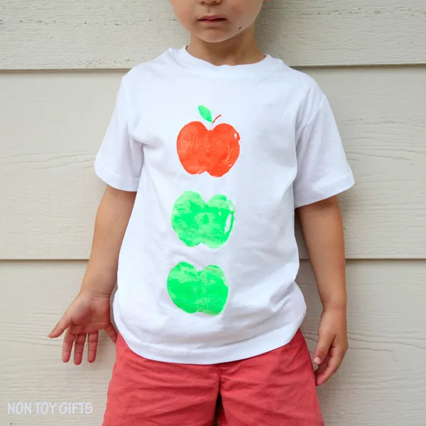 This apple printed t-shirt is an easy fall craft for kids. A is for apple. | at Non Toy GIfts
