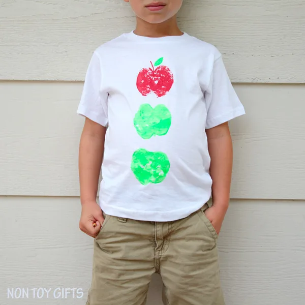 This apple printed t-shirt is an easy fall craft for kids. A is for apple. | at Non Toy GIfts