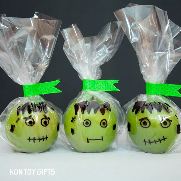 These healthy Frankenstein apples treats are a great alternative to the usual Halloween candy. Perfect treats for kids with food allergies. | at Non Toy GIfts