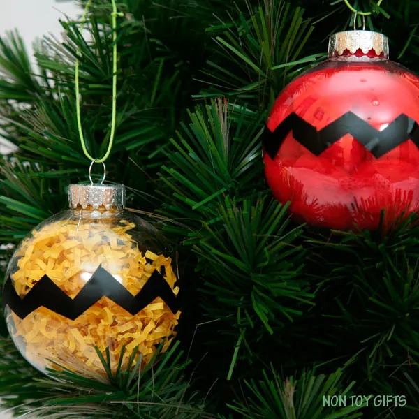 Charlie Brown kid-made Christmas ornaments. Easy and fun winter craft for the Peanuts movie fans. | at Non Toy Gifts