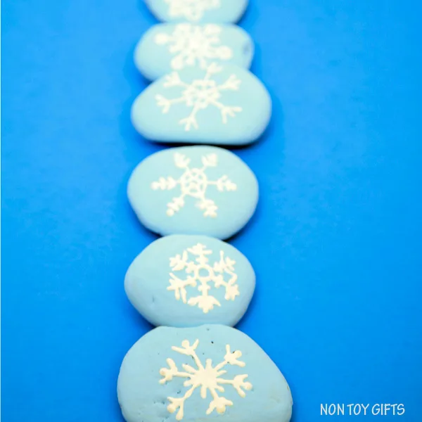 Snowflake painted stones for kids to play with. Winter craft. | at Non Toy Gifts