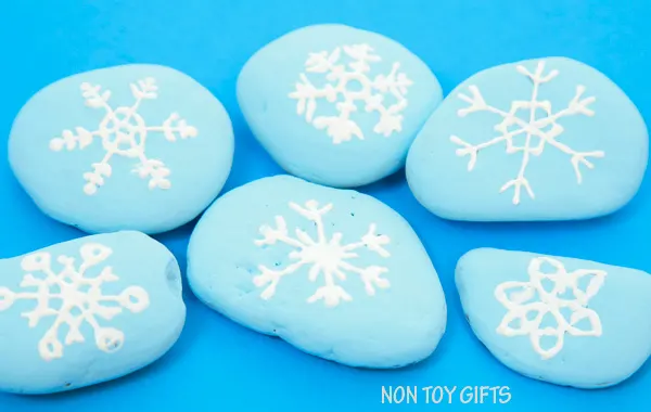 Snowflake painted stones for kids to play with. Winter craft. | at Non Toy Gifts