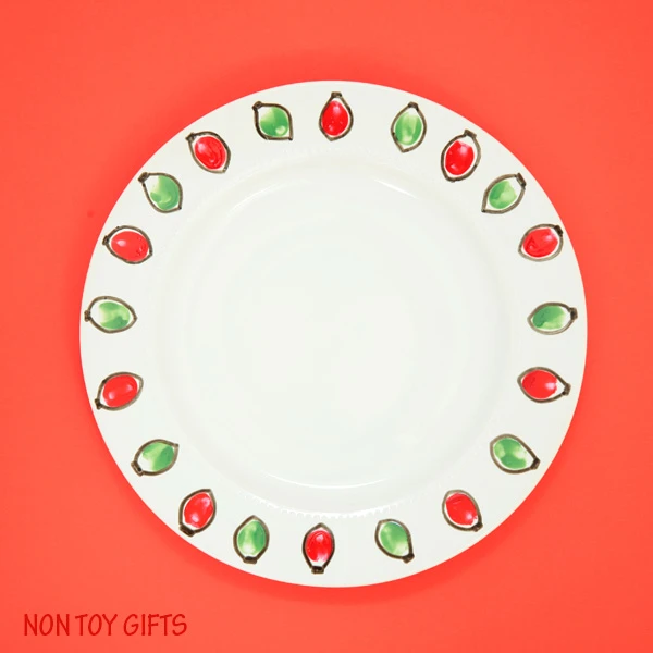 This Christmas plate gift is a fun and easy kid-made present for grandparents, babysitter or teacher. Use this fingerprint Christmas light craft idea also for mugs or bowls. | at Non-Toy Gifts