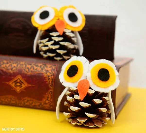 A fun pine cone winter owl craft for kids to practice their fine motor and scissors cutting skills. Winter craft for preschoolers and kindergartners. | at Non-Toy Gifts