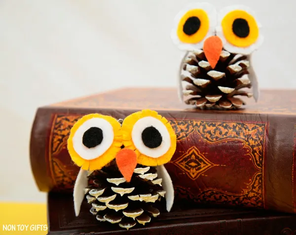 A fun pine cone winter owl craft for kids to practice their fin motor and scissors cutting skills. Winter craft for preschoolers and kindergartners. | at Non-Toy Gifts