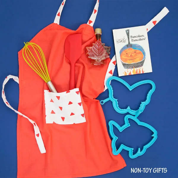 A DIY cupcake kit for kids that little bakers will love. A homemade gift to put together for your child's birthday, Christmas or just because. | at Non-Toy Gifts