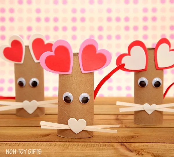A fun paper roll heart mouse craft. It uses recycled items, googly eyes and heart stickers. Simple craft for kids as young as toddlers.