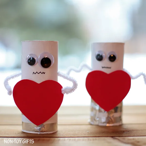 Heart robots - an easy Valentine crafts for kids. Made with paper roll. Toddlers will love making these robots. | at Non-Toy Gifts