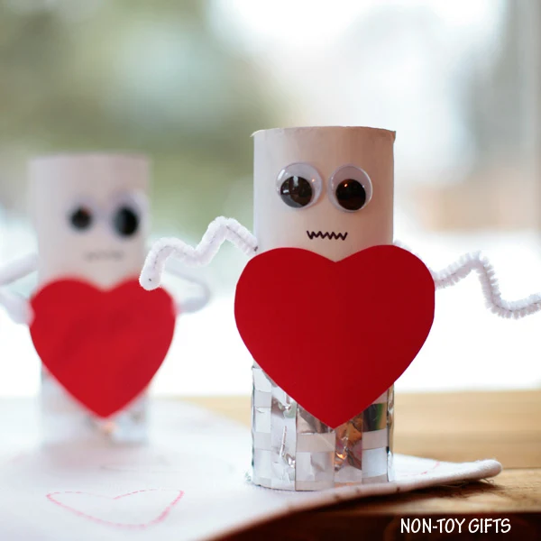 Heart robots - an easy Valentine crafts for kids. Made with paper roll. Toddlers will love making these robots. | at Non-Toy Gifts