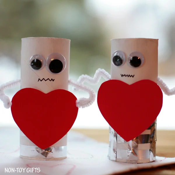 Heart robots - an easy Valentine crafts for kids. Made with paper roll. Toddlers will love making these robots. | at Non-Toy Gifts