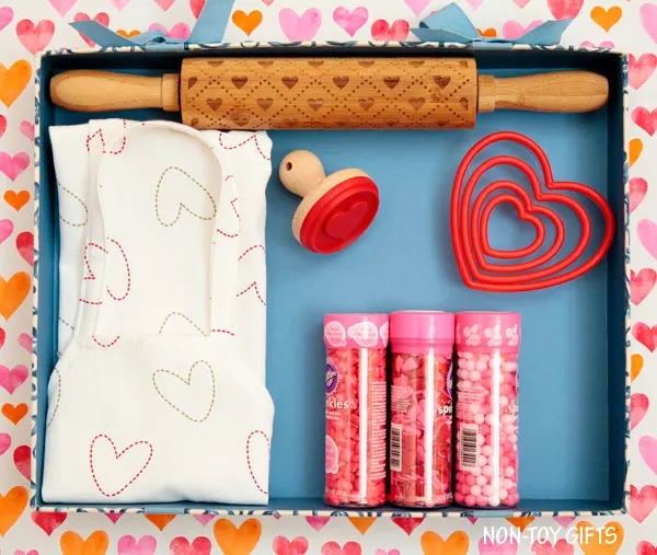 A DIY Valentine baking kit for kids to put together for a fun and sweet experience with your little ones on Valentine's Day. Valentine activity for preschoolers and kindergartners. | at Non-Toy Gifts