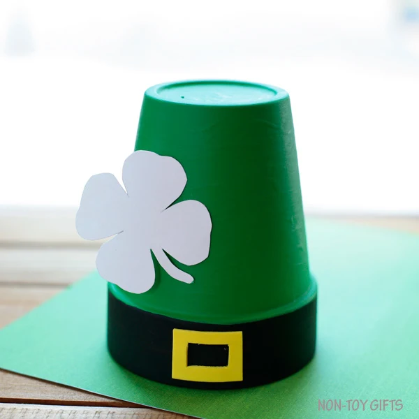 Leprechaun craft for toddlers, preschoolers and older kids. | at Non-Toy Gifts