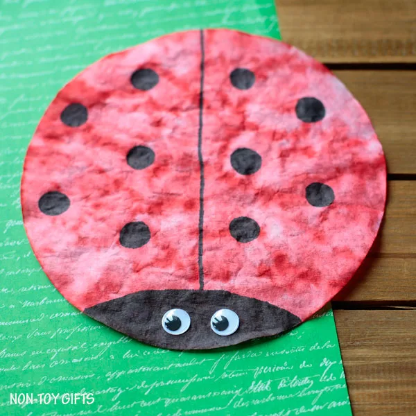 Coffee filter ladybug. Simple spring craft for toddlers, preschoolers and older kids. Insect study activity. | at Non-Toy Gifts