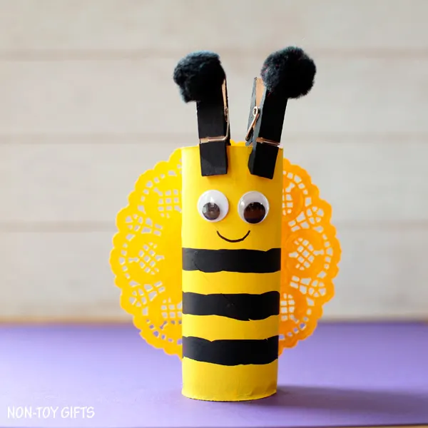 Easy clothespin and paper roll bee craft for kids. This easy spring craft is perfect for an insect study unit in the classroom. Toddlers and preschoolers will love it. | at Non-Toy Gifts