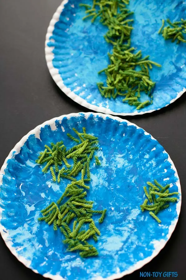 Yarn and paper plate Earth craft for kids. Easy enough for toddlers and preschoolers. Earth Day craft for kids. | at Non-Toy Gifts