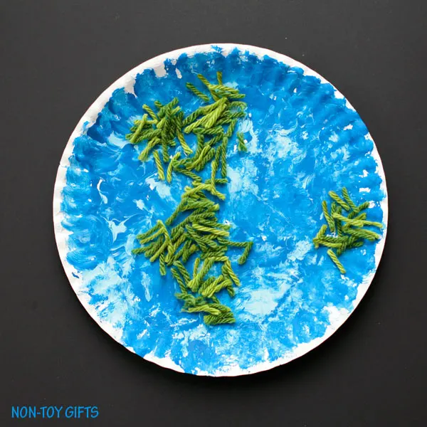 Yarn and paper plate Earth craft for kids. Easy enough for toddlers and preschoolers. Earth Day craft for kids. | at Non-Toy Gifts