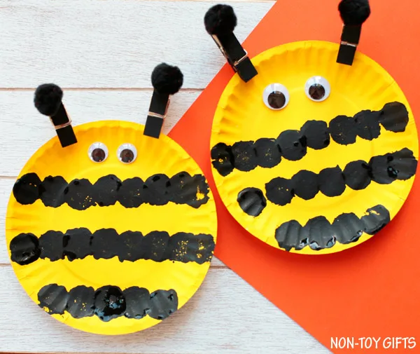 Easy paper plate bee craft for preschoolers and older kids. This easy spring craft is perfect for an insect study unit in the classroom. Paint a paper plate and make the black strips with a pom pom. | at Non-Toy Gifts