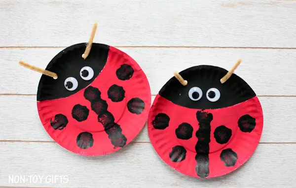 Easy paper plate ladybug craft for preschoolers and older kids. This easy spring craft is perfect for an insect study unit in the classroom. | at Non-Toy Gifts