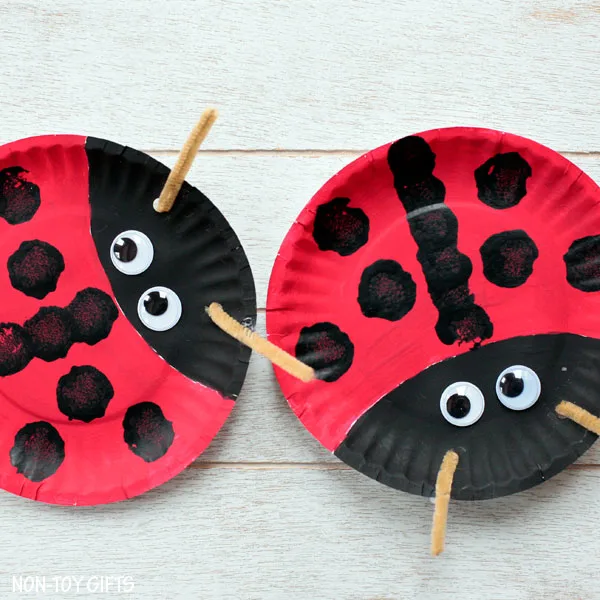 Easy paper plate ladybug craft for preschoolers and older kids. This easy spring craft is perfect for an insect study unit in the classroom. | at Non-Toy Gifts