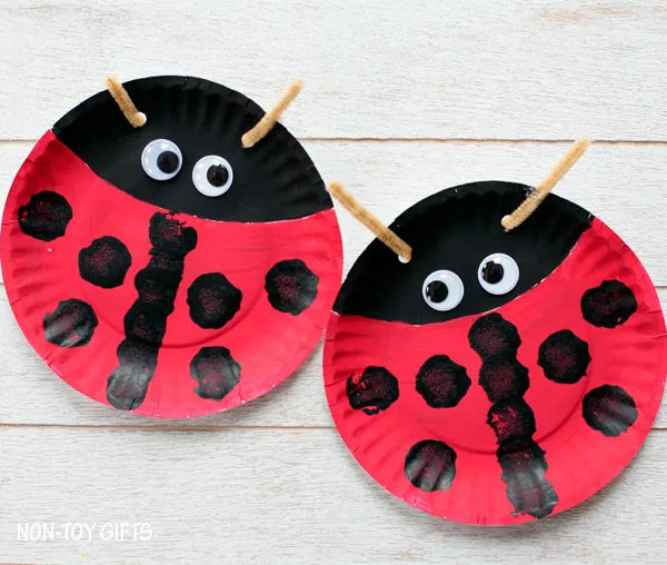 Easy paper plate ladybug craft for preschoolers and older kids. This easy spring craft is perfect for an insect study unit in the classroom. | at Non-Toy Gifts