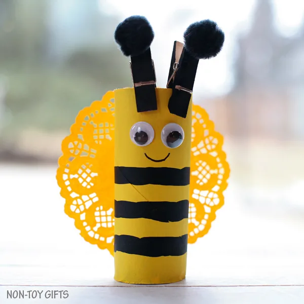 Easy paper roll bee craft for kids. This easy spring craft is perfect for an insect study unit in the classroom. Toddlers and preschoolers will love it. | at Non-Toy Gifts