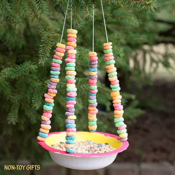 Paper bowl bird feeder for kids to make this spring. Watch birds in your own backyard. Made with Cheerios, this kid-made bird feeder is perfect for preschoolers and kindergarten. | at Non-Toy Gifts