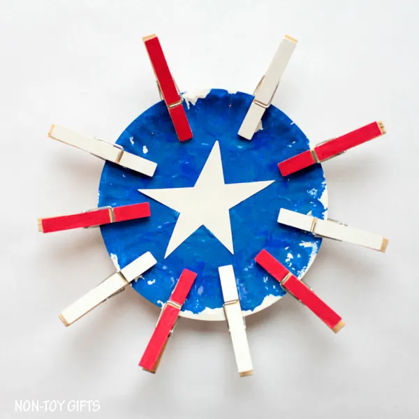Paper plate American flag craft for kids. Easy 4th of July craft for toddlers, preschoolers, kindergartners and older kids. Pom pom painting and clothespin craft. | at Non-Toy Gifts
