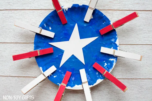 Paper plate American craft for kids. Easy 4th of July craft for toddlers, preschoolers, kindergartners and older kids. Pom pom painting and clothespin craft. | at Non-Toy Gifts
