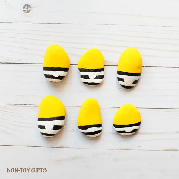 Minions in jail craft. Paint the jail outfit.