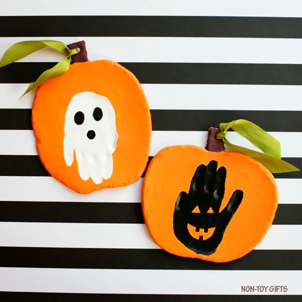 Pumpkin handprint craft for kids
