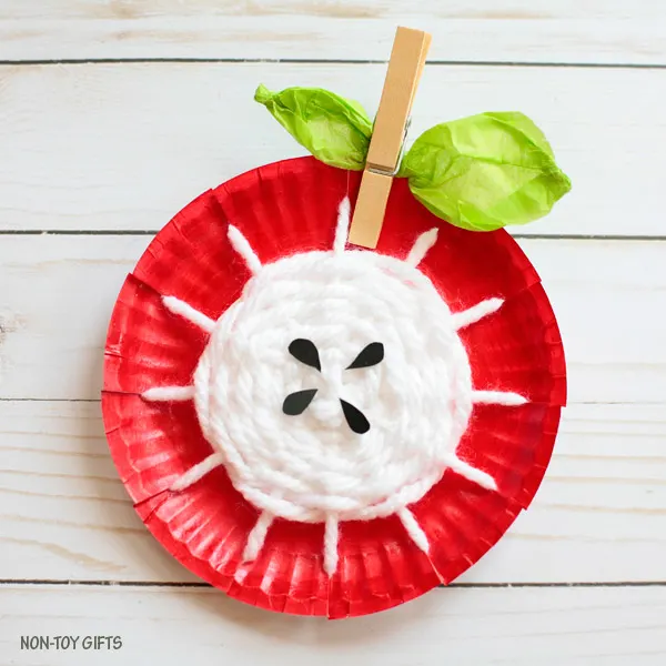 Paper plate yarn weaving apple core craft