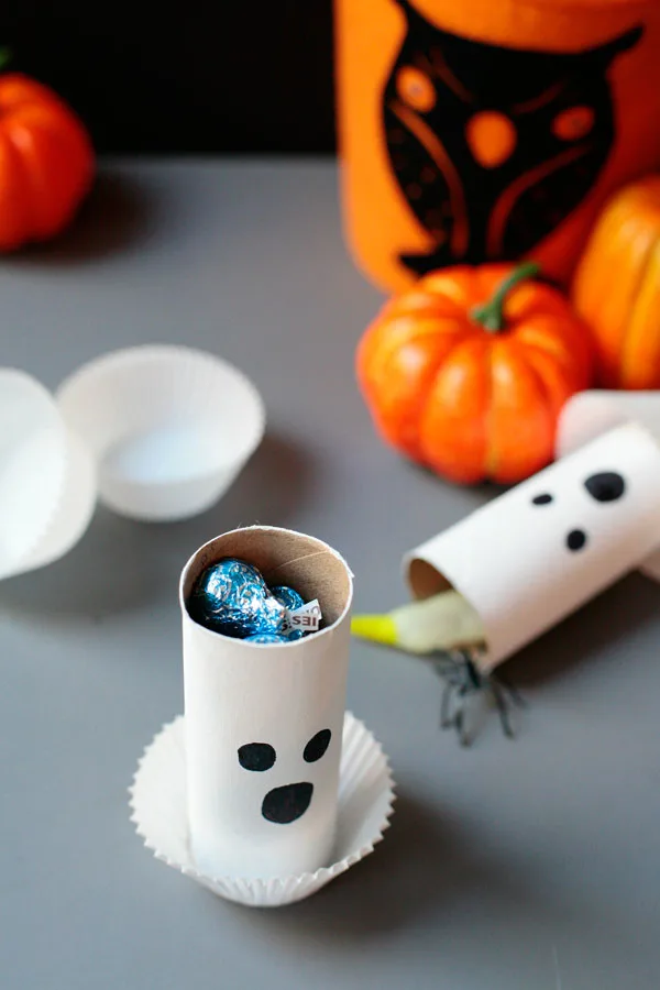 DIY paper roll ghost Halloween gifts for kids to take to school. Fun and easy Halloween craft